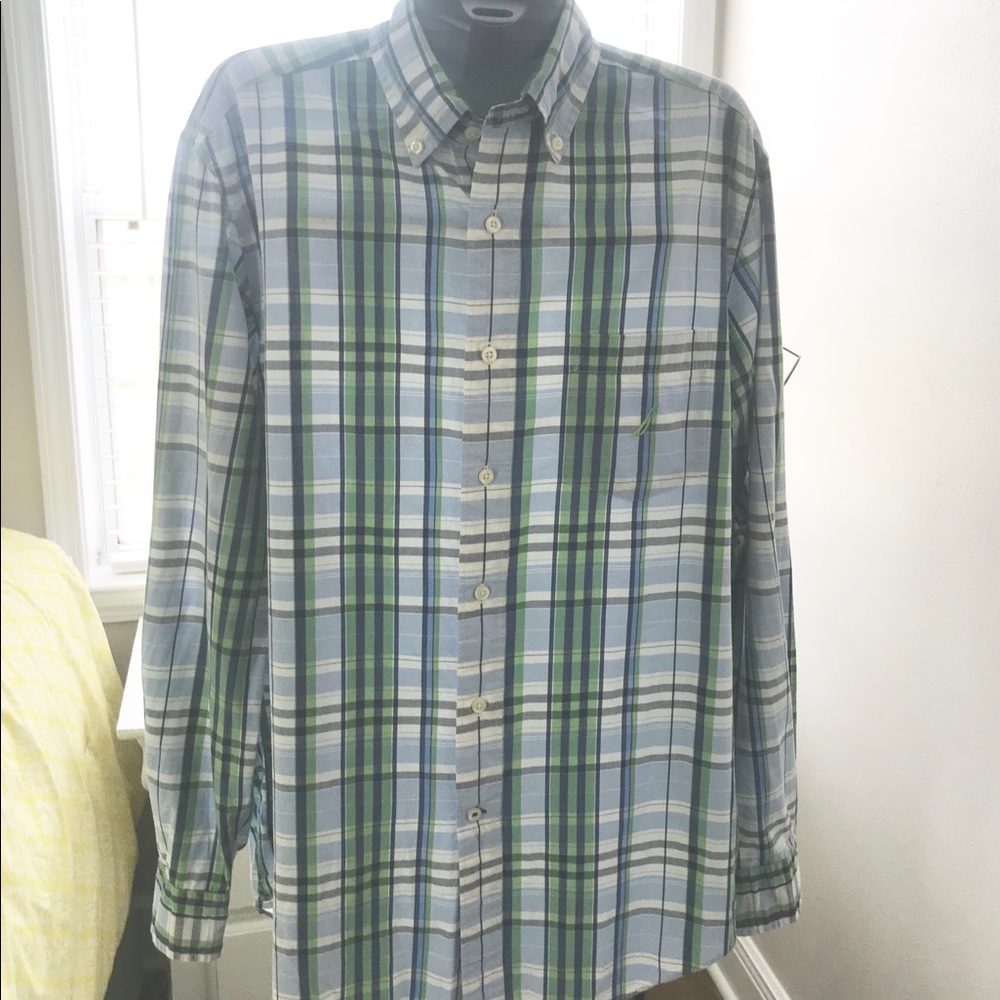 NAUTICA Men’s Botton Down Shirt. Size M.